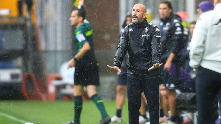 GENOA, ITALY - SEPTEMBER 18: Vincenzo Italiano head coach of Fiorentina in action during the Serie A match between Genoa CFC and AFC Fiorentina at Stadio Luigi Ferraris on September 18, 2021 in Genoa, Italy. (Photo by Getty Images) GENOA, ITALY - SEPTEMBER 18: Vincenzo Italiano head coach of Fiorentina in action during the Serie A match between Genoa CFC and AFC Fiorentina at Stadio Luigi Ferraris on September 18, 2021 in Genoa, Italy. (Photo by Getty Images)