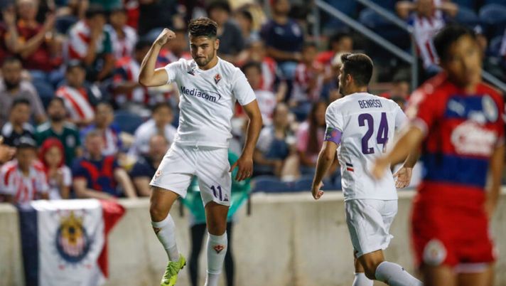 ACF Fiorentina forward Riccardo Sottil (L) reacts after scoring against Chivas de Guadalajara during their 2019 International Champions Cup football match at SeatGeek Stadium in Bridgeview, Illinois, July 16, 2019. (Photo by KAMIL KRZACZYNSKI / AFP) (Photo credit should read KAMIL KRZACZYNSKI/AFP/Getty Images) Sottil per l’asta? La Gazzetta: “Ha talento e non solo! Per la Fiorentina è intoccabile” - immagine 1