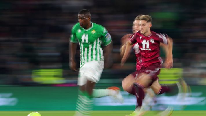 SEVILLE, SPAIN - DECEMBER 12: William Carvalho of Real Betis runs with the ball whilst under pressure from Robert Navarro of Real Sociedad during the La Liga Santander match between Real Betis and Real Sociedad at Estadio Benito Villamarin on December 12, 2021 in Seville, Spain. (Photo by Fran Santiago/Getty Images) MERCATO BETIS E SQUADRE DI ISTANBUL