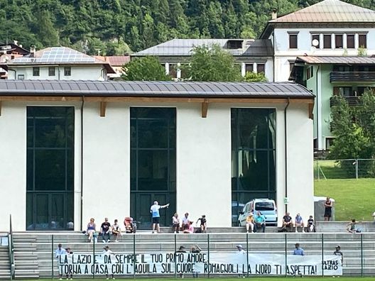 Spunta uno striscione degli ultras della Lazio per Romagnoli RIVIVI IL LIVE Auronzo, day 2 | Patric in campo, Pedro show in partitella- immagine 2