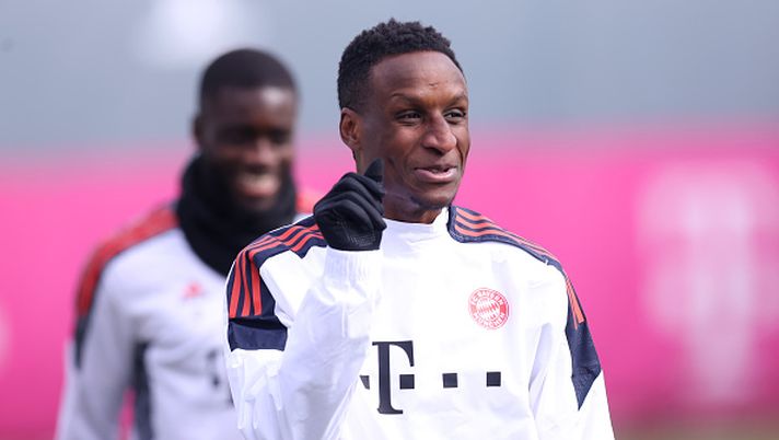 MUNICH, GERMANY - MARCH 07: Bouna Sarr of Bayern Muenchen reacts during a training session at Saebener Strasse training ground on March 07, 2022 in Munich, Germany. Bayern München will face FC Salzburg in their UEFA Champions League Round Of Sixteen Leg Two match on March 8, 2022. (Photo by Alex Grimm/Getty Images) Razzismo, Bayern Monaco: magazziniere licenziato - immagine 1