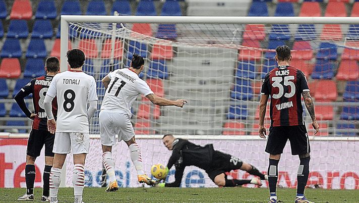Zlatan Ibrahimovic (attaccante AC Milan) sbaglia un rigore in Bologna-Milan 1-2 (Serie A 2020-2021) | News (Getty Images) 