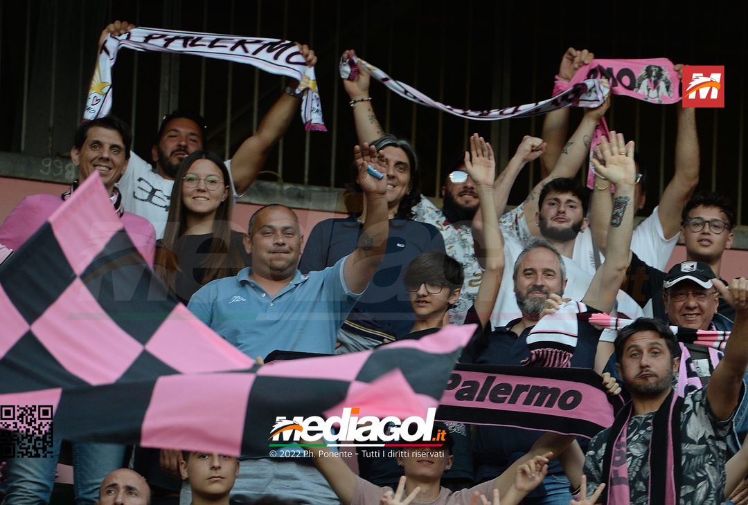 Fototifo, i tifosi allo stadio per Palermo-Feralpisaló 1-0 (gallery) - immagine 95