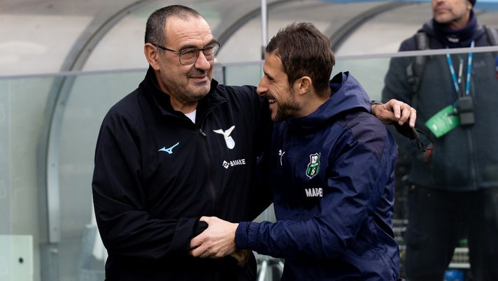 REGGIO NELL'EMILIA, ITALY - JANUARY 15: Maurizio Sarri, Manager of SS Lazio and Alessio Dionisi, Manager of US Sassuolo greet each other during the Serie A match between US Sassuolo and SS Lazio at Mapei Stadium - Citta' del Tricolore on January 15, 2023 in Reggio nell'Emilia, Italy. (Photo by Emmanuele Ciancaglini/Getty Images) Sassuolo, Dionisi: “Fiorentina e Lazio si sono prese gli episodi contro di noi” - immagine 1