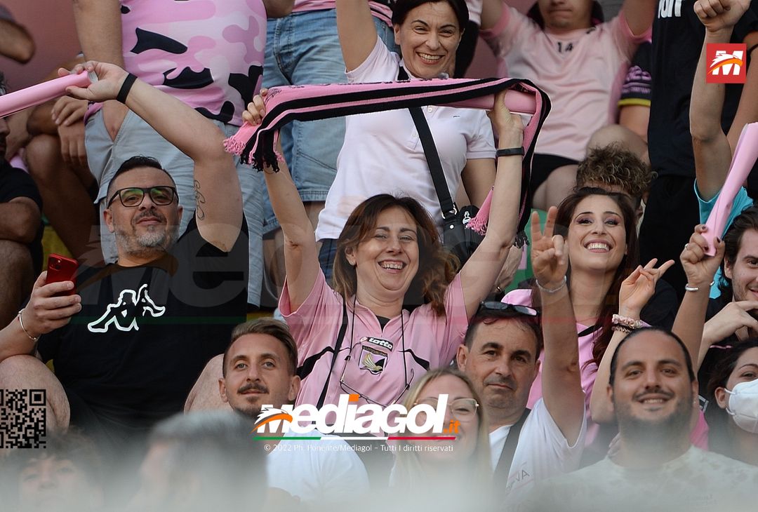 Fototifo, facce da Serie B. I tifosi allo stadio per Palermo-Padova 1-0 - immagine 119