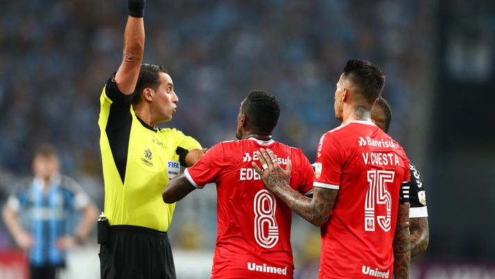 PORTO ALEGRE, BRAZIL - MARCH 12: Edenilson #08 of Internacional receives the red card from referee Fernando Rapallini during the match  against Gremio for the Copa CONMEBOL Libertadores 2020 at Arena do Gremio on March 12, 2020 in Porto Alegre, Brazil. (Photo by Lucas Uebel/Getty Images) 