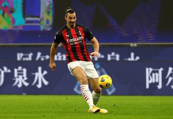 MILAN, ITALY - JANUARY 09: Zlatan Ibrahimovic of A.C. Milan passes the ball during the Serie A match between AC Milan and Torino FC at Stadio Giuseppe Meazza on January 09, 2021 in Milan, Italy. Sporting stadiums around Italy remain under strict restrictions due to the Coronavirus Pandemic as Government social distancing laws prohibit fans inside venues resulting in games being played behind closed doors. (Photo by Marco Luzzani/Getty Images)