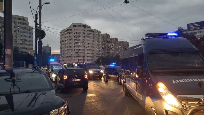 Derby di Bucarest, duri scontri dentro e fuori lo stadio Derby di Bucarest, duri scontri dentro e fuori lo stadio - immagine 1