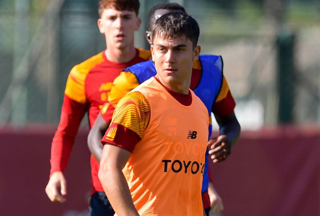 Trigoria, Dybala in gruppo prima della sfida con il Torino – FOTO GALLERY - immagine 12