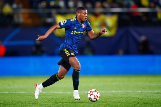 VILLARREAL, SPAIN - NOVEMBER 23: Anthony Martial of Manchester United runs with the ball during the UEFA Champions League group F match between Villarreal CF and Manchester United at Estadio de la Ceramica on November 23, 2021 in Villarreal, Spain. (Photo by Eric Alonso/Getty Images) Martial e quelle clausole ottimistiche che hanno fatto risparmiare 17 milioni allo United - immagine 1