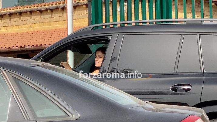 Roma, addio Dzeko: la moglie Amra va a Trigoria – FOTO Roma, addio Dzeko: la moglie Amra va a Trigoria – FOTO