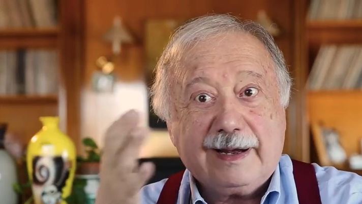 La camera ardente di Gianni Minà: una maglia del Toro poggiata sul feretro - immagine 1