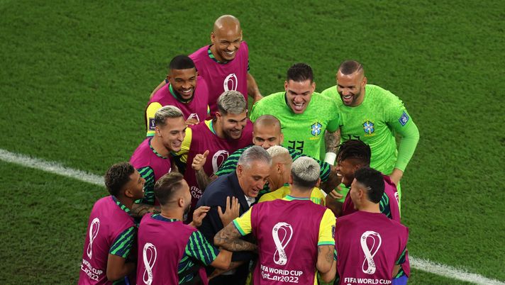 DOHA, QATAR - DECEMBER 05: Richarlison of Brazil celebrates with team mates and Adenor Leonardo Bacchi, Head Coach of Brazil, after scoring the sides third goal during the FIFA World Cup Qatar 2022 Round of 16 match between Brazil and South Korea at Stadium 974 on December 05, 2022 in Doha, Qatar. (Photo by Alex Pantling/Getty Images) L’Appunto - immagine 1