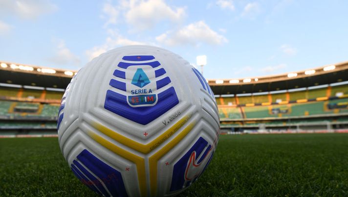 VERONA, ITALY - APRIL 20: Detailed view of a match ball prior to the Serie A match between Hellas Verona FC and ACF Fiorentina at Stadio Marcantonio Bentegodi on April 20, 2021 in Verona, Italy. Sporting stadiums around Italy remain under strict restrictions due to the Coronavirus Pandemic as Government social distancing laws prohibit fans inside venues resulting in games being played behind closed doors. (Photo by Alessandro Sabattini/Getty Images) VERONA, ITALY - APRIL 20: Detailed view of a match ball prior to the Serie A match between Hellas Verona FC and ACF Fiorentina at Stadio Marcantonio Bentegodi on April 20, 2021 in Verona, Italy. Sporting stadiums around Italy remain under strict restrictions due to the Coronavirus Pandemic as Government social distancing laws prohibit fans inside venues resulting in games being played behind closed doors. (Photo by Alessandro Sabattini/Getty Images)