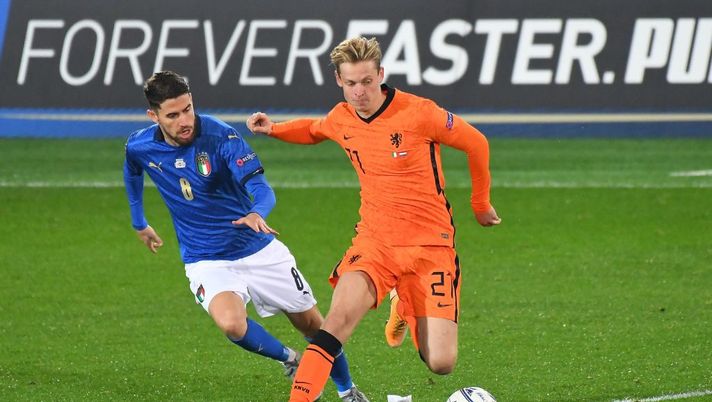 BERGAMO, ITALY - OCTOBER 14: Jorginho of Italy competes for the ball with Frenkie De Jong of Netherlands during the UEFA Nations League group stage match between Italy and Netherlands at Stadio Atleti Azzurri d'Italia on October 14, 2020 in Bergamo, Italy. (Photo by Alessandro Sabattini/Getty Images) BERGAMO, ITALY - OCTOBER 14: Jorginho of Italy competes for the ball with Frenkie De Jong of Netherlands during the UEFA Nations League group stage match between Italy and Netherlands at Stadio Atleti Azzurri d'Italia on October 14, 2020 in Bergamo, Italy. (Photo by Alessandro Sabattini/Getty Images)
