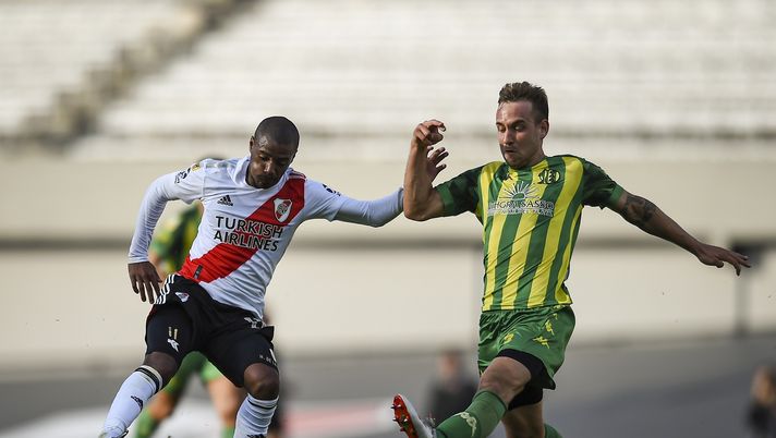 BUENOS AIRES, ARGENTINA - MAY 09:  Nicolas De La Cruz of River Plate fights for the ball with Gaston Gil Romero of Aldosivi during a match between River Plate and Aldosivi as part of Copa de la Liga Profesional 2021 at Estadio Monumental Antonio Vespucio Liberti on May 9, 2021 in Buenos Aires, Argentina. (Photo by Marcelo Endelli/Getty Images) 