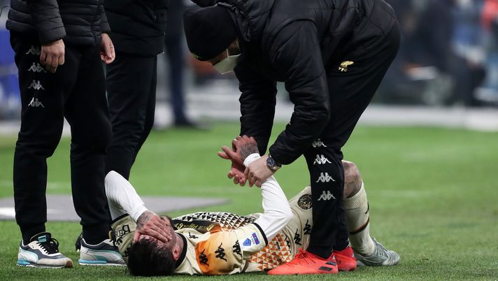 MILAN, ITALY - JANUARY 22: Antonio Junior Vacca of Venezia holds his face as he lies injured during the Serie A match between FC Internazionale and Venezia FC at Stadio Giuseppe Meazza on January 22, 2022 in Milan, Italy. (Photo by Marco Luzzani/Getty Images) Fantacalcio Venezia, si ferma Vacca: i tempi di recupero - immagine 1