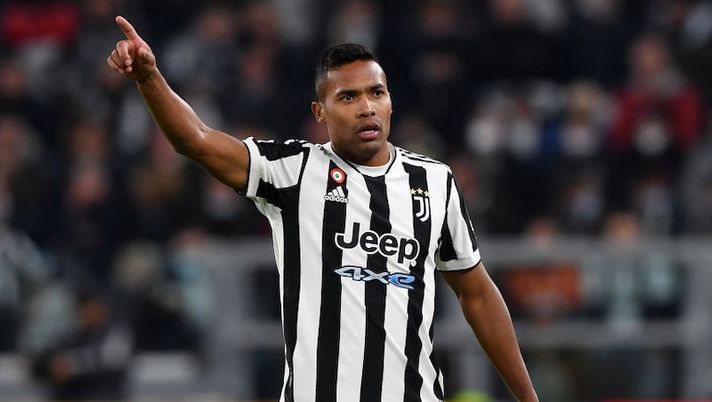 TURIN, ITALY - NOVEMBER 06: Alex Sandro of Juventus during the Serie A match between Juventus FC and ACF Fiorentina at Allianz Stadium on November 6, 2021 in Turin, Italy. (Photo by Chris Ricco/Getty Images) Juve, è pronto un cambio di formazione per il Sassuolo: sorpasso a sinistra - immagine 1