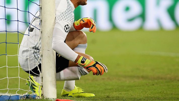 NAPLES, ITALY - SEPTEMBER 28:  Julio Cesar of Benfica during the UEFA Champions League match between SSC Napoli and Benfica at Stadio San Paolo on September 28, 2016 in Naples, .  (Photo by Maurizio Lagana/Getty Images) 