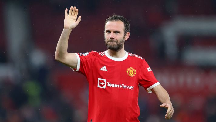 MANCHESTER, ENGLAND - MAY 02: Juan Mata of Manchester United interacts with the crowd after the final whistle of the Premier League match between Manchester United and Brentford at Old Trafford on May 02, 2022 in Manchester, England. (Photo by Catherine Ivill/Getty Images) Juan Mata strappalacrime: ecco il suo addio a Old Trafford dopo 8 anni e mezzo… - immagine 1