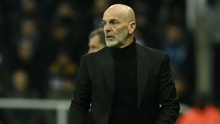 Stefano Pioli (allenatore AC Milan), qui durante Newcastle-Milan 1-2 (Champions League 2023-2024) | News (Getty Images) Stefano Pioli AC Milan Newcastle-Milan 1-2 Champions League 2023-2024