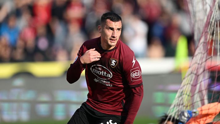 SALERNO, ITALY - JANUARY 04: Federico Bonazzoli of Salernitana celebrates after scoring the 1-2 goal during the Serie A match between Salernitana and AC MIlan at Stadio Arechi on January 04, 2023 in Salerno, Italy. (Photo by Francesco Pecoraro/Getty Images) Formazione Salernitana: dal ruolo di Vilhena a Bonazzoli in pole e le scelte in difesa - immagine 1