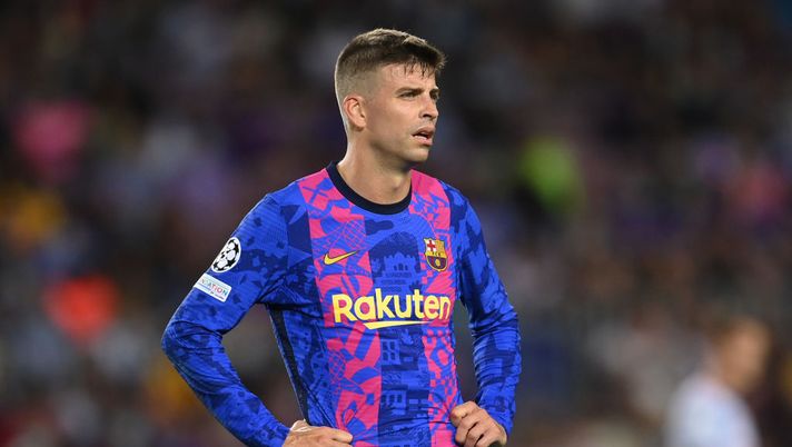 BARCELONA, SPAIN - SEPTEMBER 14: Gerard Pique of Barcelona reacts after conceding their side's first goal scored by Thomas Muller of Bayern Munich (not pictured) during the UEFA Champions League group E match between FC Barcelona and Bayern Muenchen at Camp Nou on September 14, 2021 in Barcelona, Spain. (Photo by David Ramos/Getty Images) Xavi…si tiene Piquè, ma a una condizione: “Ti voglio concentrato solo sul calcio, altrimenti non mi servi” - immagine 1