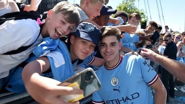Manchester City, il nuovo coro dei tifosi per Julian Alvarez: “E’ il re, è argentino, è come Aguero…” Manchester City, il nuovo coro dei tifosi per Julian Alvarez: “E’ il re, è argentino, è come Aguero…” - immagine 1