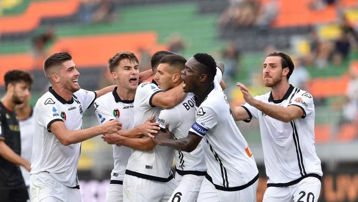 VENICE, ITALY - SEPTEMBER 19:  Mehdi Bourabia of Spezia Calcio celebrates with his teammates after scoring goal 1-2 during the Serie A match between Venezia FC and Spezia Calcio at Stadio Paolo Mazza on September 19, 2021 in Venice, Italy.  (Photo by Giuseppe Bellini/Getty Images)