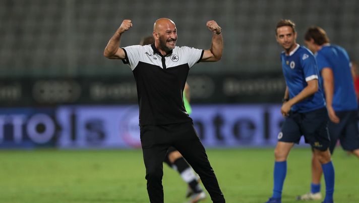 LA SPEZIA, ITALY - AUGUST 11: Vincenzo Italiano of ASC Spezia celebrates the victory after the Serie B Playoffs match between ASC Spezia and Chievo Verona at Stadio Alberto Picco on August 11, 2020 in La Spezia, Italy. (Photo by Gabriele Maltinti/Getty Images for Lega Serie B) LA SPEZIA, ITALY - AUGUST 11: Vincenzo Italiano of ASC Spezia celebrates the victory after the Serie B Playoffs match between ASC Spezia and Chievo Verona at Stadio Alberto Picco on August 11, 2020 in La Spezia, Italy. (Photo by Gabriele Maltinti/Getty Images for Lega Serie B)