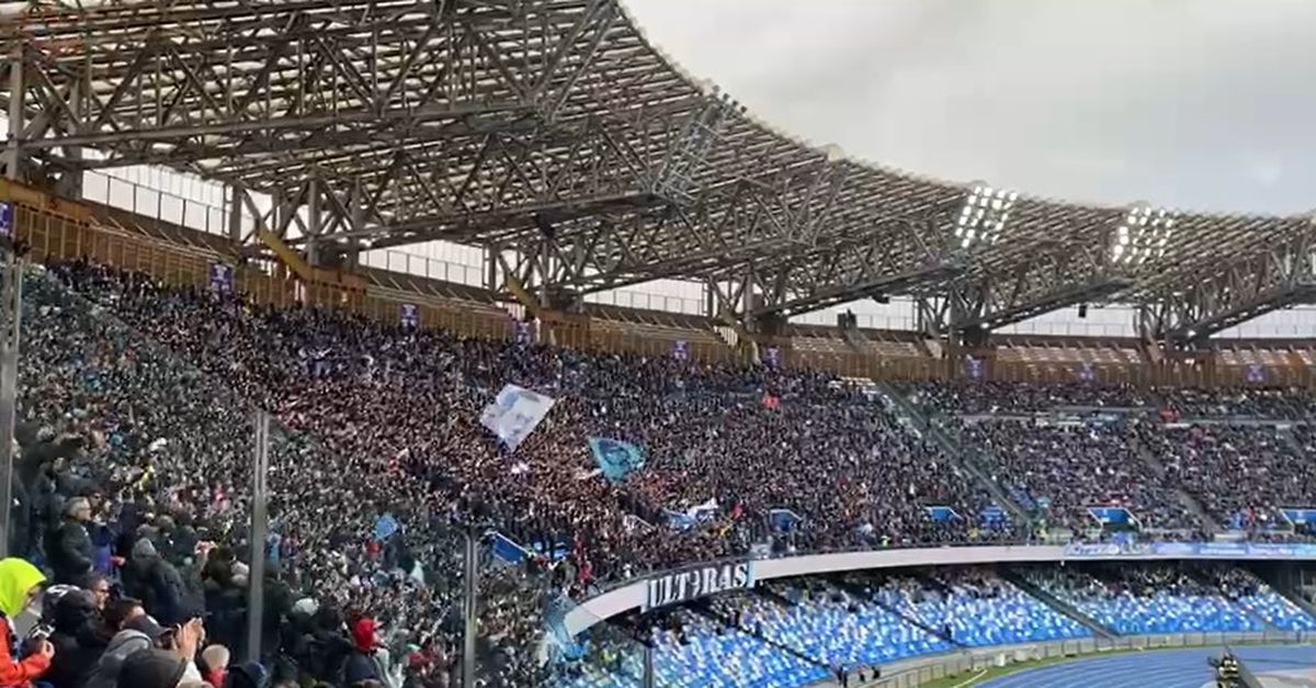 VIDEO In Curva B Tornano Bandiere E Striscioni: Gli Ultras Incitano Il ...