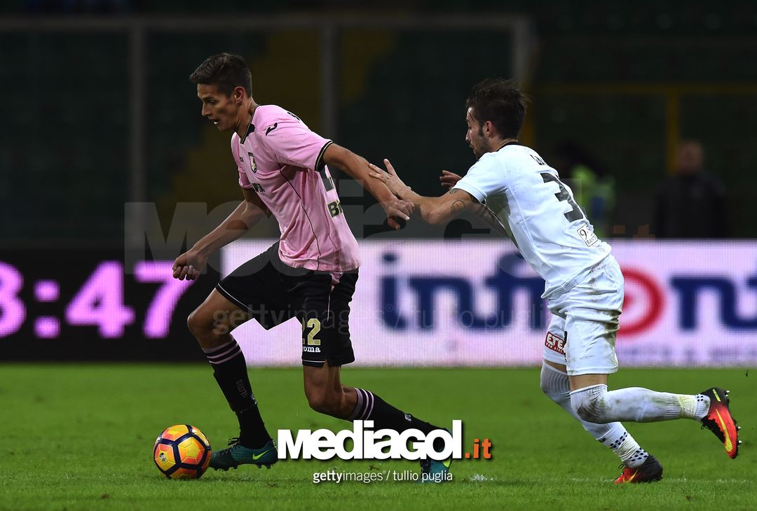  PALERMO, ITALY - NOVEMBER 30:  Norman Balogh (L) of Palermo is challenged by Iacopo Galli of Spezia during the TIM Cup match between US Citta di Palermo and AC Spezia at Stadio Renzo Barbera on November 30, 2016 in Palermo, Italy.  (Photo by Tullio M. Puglia/Getty Images) 