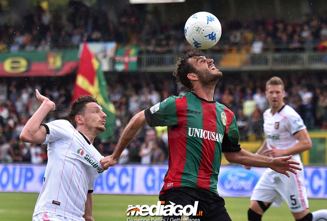  TERNI, ITALY - MAY 05:  Gabriele Rolando of US Città di Palermo and Alessandro Favalli of Ternana Calcio in action during the serie B match between Ternana Calcio and US Citta di Palermo at Stadio Libero Liberati on May 5, 2018 in Terni, Italy.  (Photo by Giuseppe Bellini/Getty Images) 
