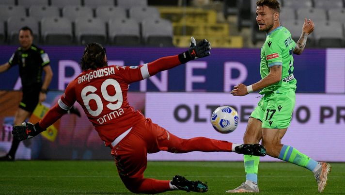 FLORENCE, ITALY - MAY 08: Ciro Immobile of SS Lazio kicks the ball during the Serie A match between ACF Fiorentina and SS Lazio at Stadio Artemio Franchi on May 08, 2021 in Florence, Italy. Sporting stadiums around Italy remain under strict restrictions due to the Coronavirus Pandemic as Government social distancing laws prohibit fans inside venues resulting in games being played behind closed doors. (Photo by Marco Rosi - SS Lazio/Getty Images) FLORENCE, ITALY - MAY 08: Ciro Immobile of SS Lazio kicks the ball during the Serie A match between ACF Fiorentina and SS Lazio at Stadio Artemio Franchi on May 08, 2021 in Florence, Italy. Sporting stadiums around Italy remain under strict restrictions due to the Coronavirus Pandemic as Government social distancing laws prohibit fans inside venues resulting in games being played behind closed doors. (Photo by Marco Rosi - SS Lazio/Getty Images)