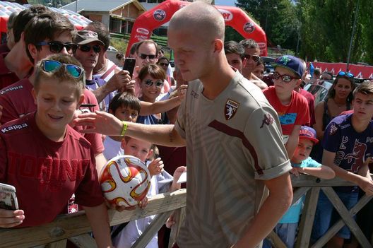  Giovanni Graziano firma autografi nel ritiro di Bormio 2015 