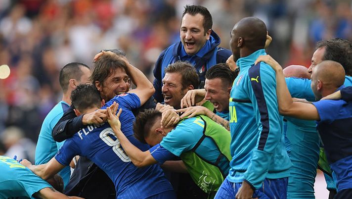 PARIS, FRANCE - JUNE 27: Antonio Conte head coach of Italy celebrates his team's 2-0 win with his team players and staffs after the UEFA EURO 2016 round of 16 match between Italy and Spain at Stade de France on June 27, 2016 in Paris, France. (Photo by Matthias Hangst/Getty Images) PARIS, FRANCE - JUNE 27: Antonio Conte head coach of Italy celebrates his team's 2-0 win with his team players and staffs after the UEFA EURO 2016 round of 16 match between Italy and Spain at Stade de France on June 27, 2016 in Paris, France. (Photo by Matthias Hangst/Getty Images)
