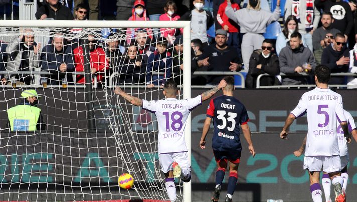 CAGLIARI, ITALY - JANUARY 23: Riccardo Sottil of Fiorentina scores his goal 1-1 during the Serie A match between Cagliari Calcio and ACF Fiorentina at Sardegna Arena on January 23, 2022 in Cagliari, Italy. (Photo by Enrico Locci/Getty Images) Cagliari, 2 punti regalati! - immagine 1