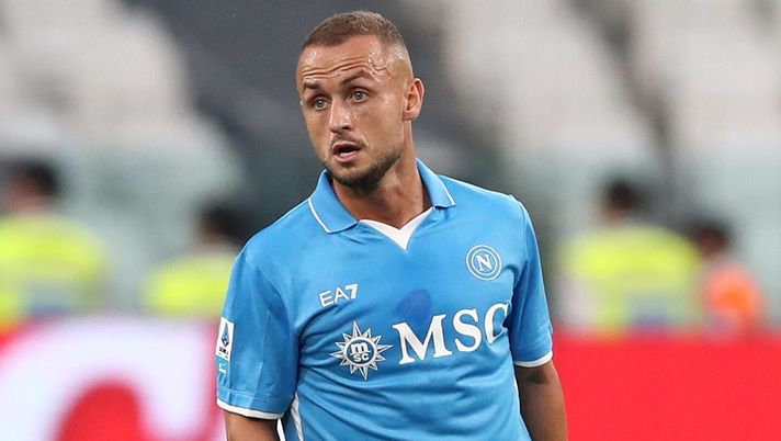 TURIN, ITALY - SEPTEMBER 21: Stanislav Lobotka of SSC Napoli in action during the Serie A match between Juventus and Napoli at Juventus Stadium on September 21, 2024 in Turin, Italy. (Photo by Marco Luzzani/Getty Images) lobotka