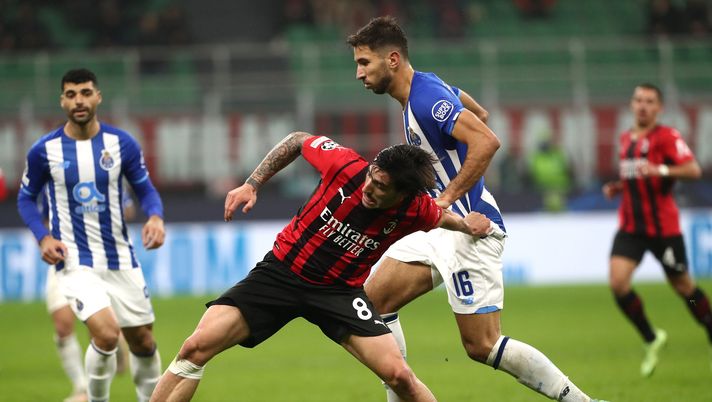 MILAN, ITALY - NOVEMBER 03: Sandro Tonali of AC Milan battles for possession with Marko Grujic of FC Porto during the UEFA Champions League group B match between AC Milan and FC Porto at Giuseppe Meazza Stadium on November 03, 2021 in Milan, Italy. (Photo by Marco Luzzani/Getty Images) Milan, le delusioni europee fanno crescere - immagine 1