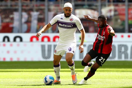 MILAN, ITALY - MAY 01: Arthur Cabral of Fiorentina is challenged by Fikayo Tomori of AC Milan during the Serie A match between AC Milan and ACF Fiorentina at Stadio Giuseppe Meazza on May 01, 2022 in Milan, Italy. (Photo by Marco Luzzani/Getty Images) Flachi: “Addio di Torreira? Invece di azzerarsi, i problemi aumentano”- immagine 2