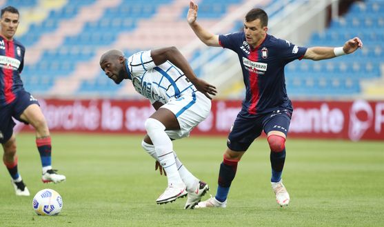 CROTONE, ITALY - MAY 01: Romelu Lukaku of Inter competes for the ball with Vladimir Golemic of Crotone during the Serie A match between FC Crotone and FC Internazionale at Stadio Comunale Ezio Scida on May 01, 2021 in Crotone, Italy. Sporting stadiums around Italy remain under strict restrictions due to the Coronavirus Pandemic as Government social distancing laws prohibit fans inside venues resulting in games being played behind closed doors. (Photo by Maurizio Lagana/Getty Images)-1 CROTONE, ITALY - MAY 01: Romelu Lukaku of Inter competes for the ball with Vladimir Golemic of Crotone during the Serie A match between FC Crotone and FC Internazionale at Stadio Comunale Ezio Scida on May 01, 2021 in Crotone, Italy. Sporting stadiums around Italy remain under strict restrictions due to the Coronavirus Pandemic as Government social distancing laws prohibit fans inside venues resulting in games being played behind closed doors. (Photo by Maurizio Lagana/Getty Images)-1