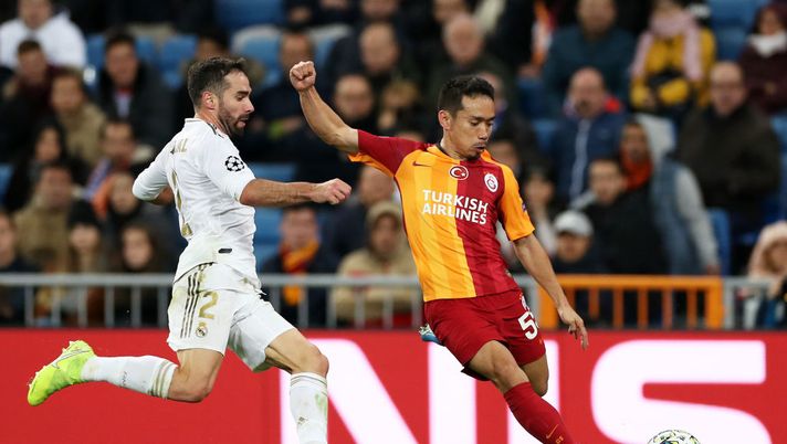 MADRID, SPAIN - NOVEMBER 06: Yuto Nagatomo of Galatasaray battles for possession with Daniel Carvajal of Real Madrid  during the UEFA Champions League group A match between Real Madrid and Galatasaray at Bernabeu on November 06, 2019 in Madrid, Spain. (Photo by Angel Martinez/Getty Images) 