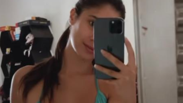 Ines Trocchia appena sveglia manda in tilt il web. Décolleté da urlo per la modella - immagine 1