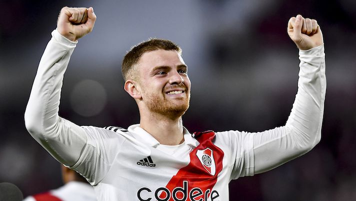 BUENOS AIRES, ARGENTINA - JULY 28: Lucas Beltran of River Plate celebrates after scoring the team's first goal during the match between River Plate and Racing as part of Liga Profesional 2023 at Estadio Mas Monumental Antonio Vespucio Liberti on July 28, 2023 in Buenos Aires, Argentina. (Photo by Marcelo Endelli/Getty Images) Fiorentina, Beltran è arrivato in Italia: cosa filtra sulle visite mediche - immagine 1