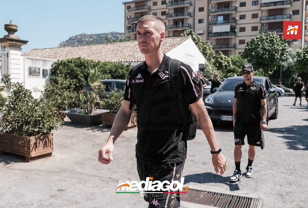 FOTO RITIRO PALERMO, i rosanero tornano in città dopo il test col Pisa (Gallery) - immagine 8