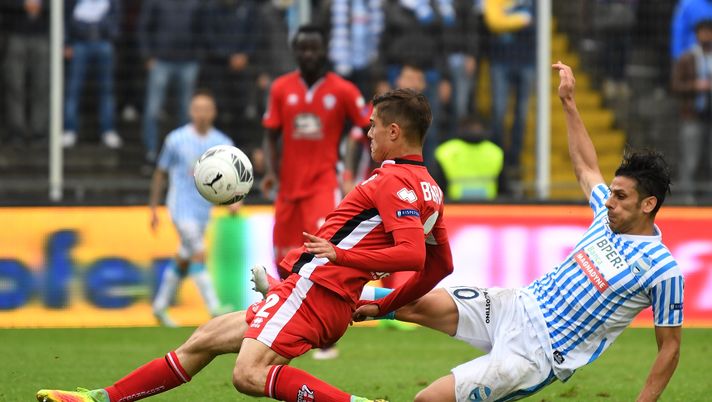 FERRARA, ITALY - MAY 07:  Sergio Floccari (R) of SPAL in action against Filippo Berra of FC Pro Vercelli during the Serie B match between SPAL and FC Pro Vercelli at Stadio Paolo Mazza on May 7, 2017 in Ferrara, Italy.  (Photo by Valerio Pennicino/Getty Images) 