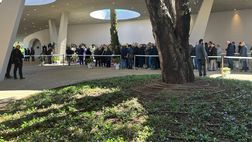 FOTO VN – Lunga fila di tifosi per dare un ultimo saluto a Joe Barone