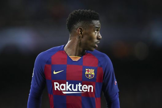  BARCELONA, SPAIN - NOVEMBER 27: Junior Firpo of FC Barcelona looks on during the UEFA Champions League group F match between FC Barcelona and Borussia Dortmund at Camp Nou on November 27, 2019 in Barcelona, Spain. (Photo by Maja Hitij/Bongarts/Getty Images) 