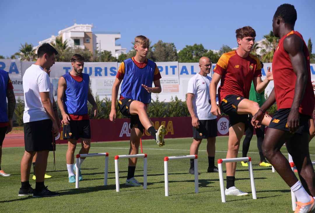 Ritiro Roma, allenamento pomeridiano: primo in gruppo per Dybala – FOTO GALLERY - immagine 16