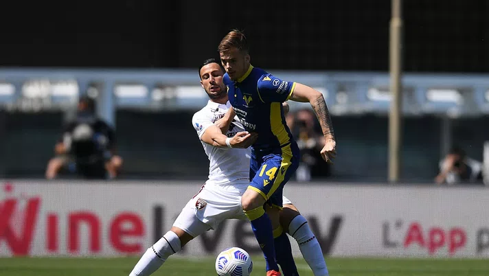VERONA, ITALY - MAY 09: Rolando Mandragora of Torino FC  competes for the ball with Ivan Ilic of Hellas Verona during the Serie A match between Hellas Verona FC  and Torino FC at Stadio Marcantonio Bentegodi on May 09, 2021 in Verona, Italy. Sporting stadiums around Italy remain under strict restrictions due to the Coronavirus Pandemic as Government social distancing laws prohibit fans inside venues resulting in games being played behind closed doors. (Photo by Alessandro Sabattini/Getty Images)